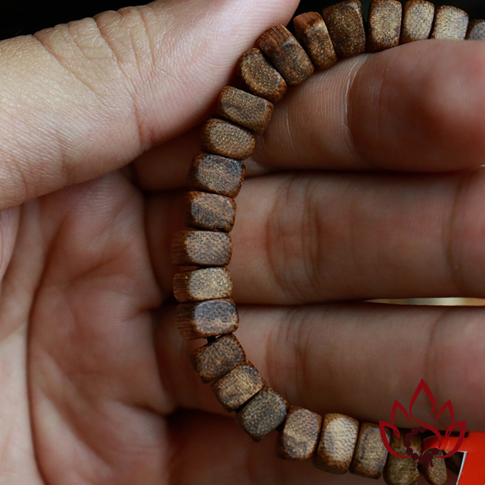 Vòng Trầm Hương Hạt Dẹp Thô | 7 Ly | Trầm Tốc Kiến Tự Nhiên Lâu Năm